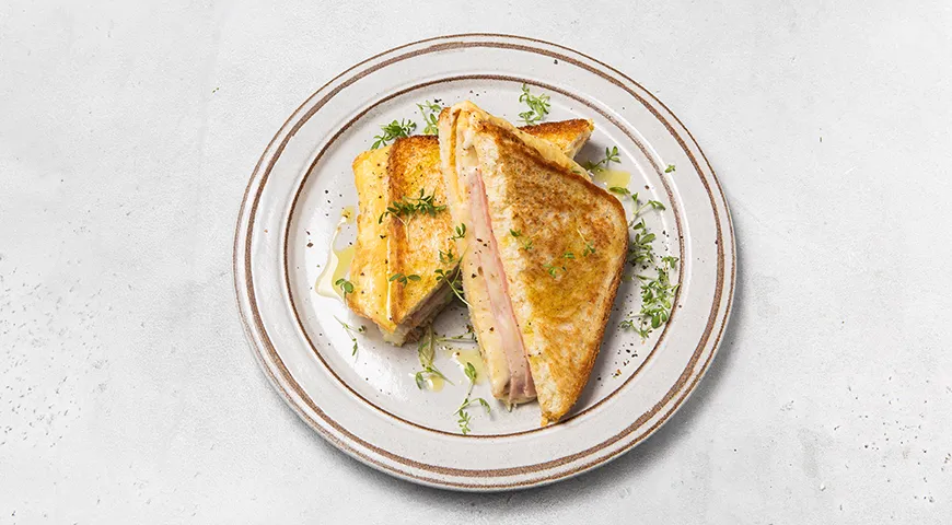 Горячие бутерброды с яйцом, ветчиной и сыром на сковороде