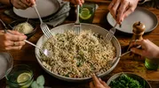 Хит летних посиделок: как быстро приготовить салат с макаронами на большую компанию