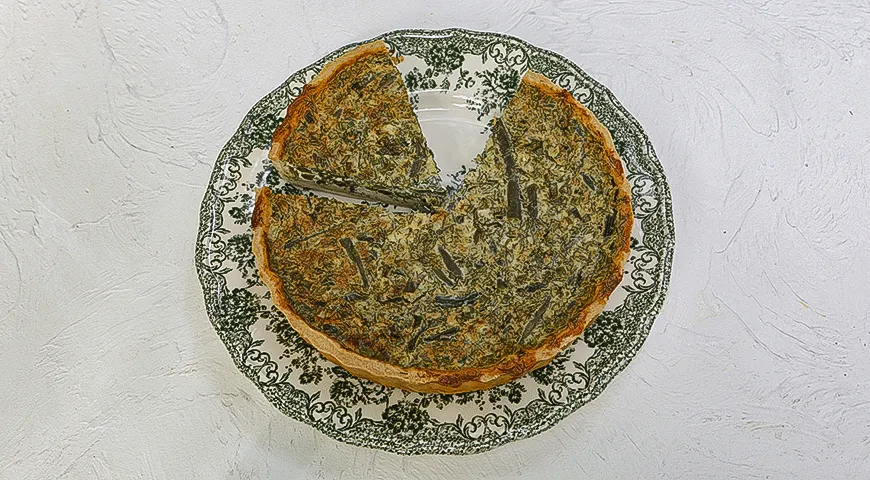 Открытый пирог со сметаной и травами