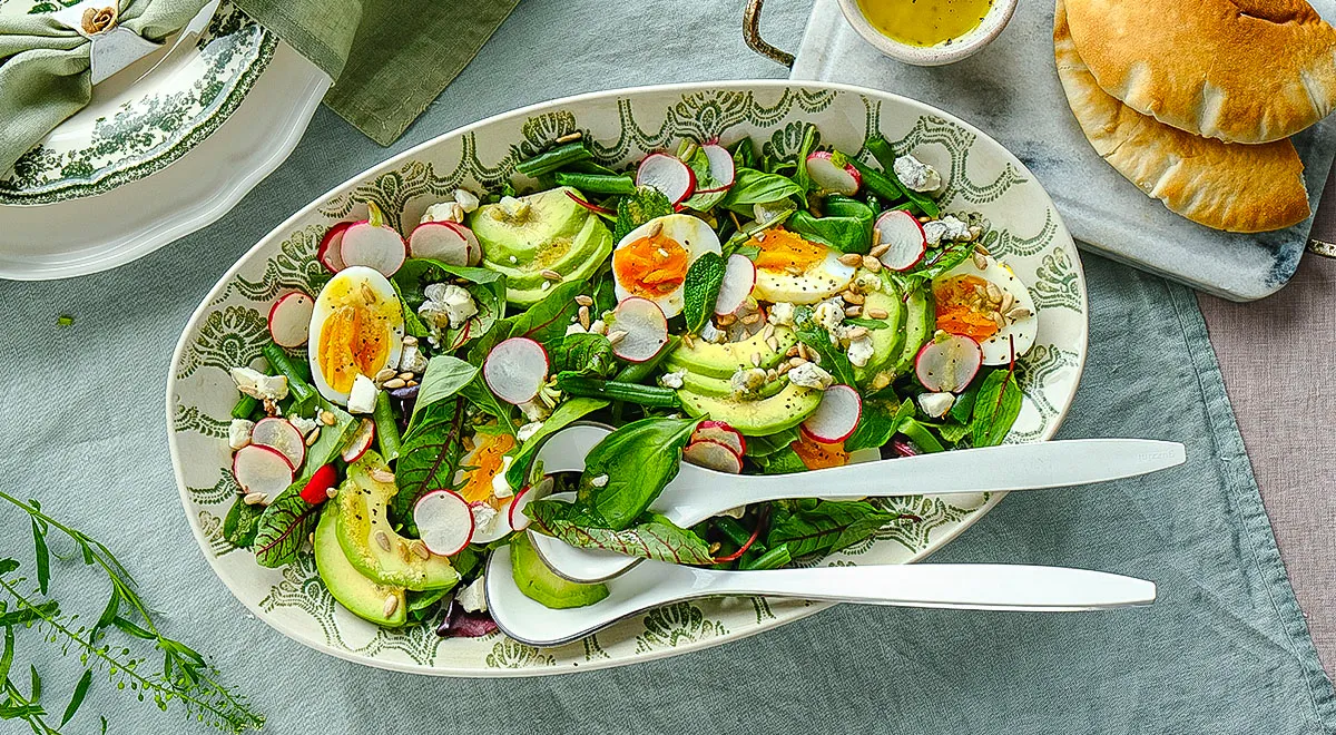 Весенний салат с козьим сыром