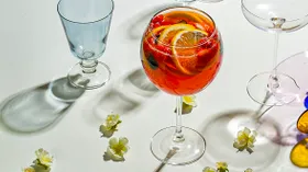 Коктейль с игристым вином и ликером «Весенняя сангрия»