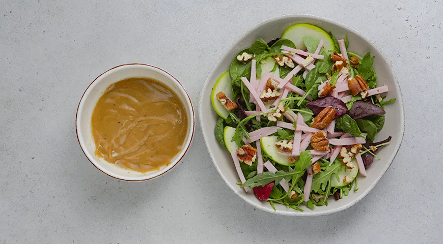 Зеленый салат с ветчиной из индейки, яблоком и пеканом