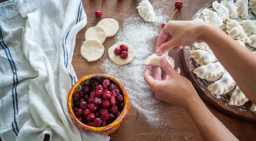 Главный секрет вареников с вишней — баланс между тонким, но прочным тестом и сочной, сбалансированной, кисло-сладкой начинкой
