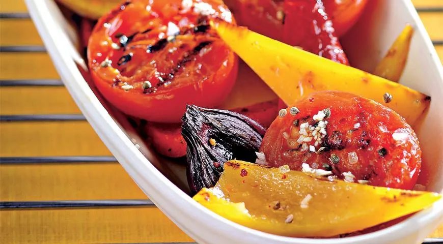 Салат из жареных перцев с помидорами и зирой