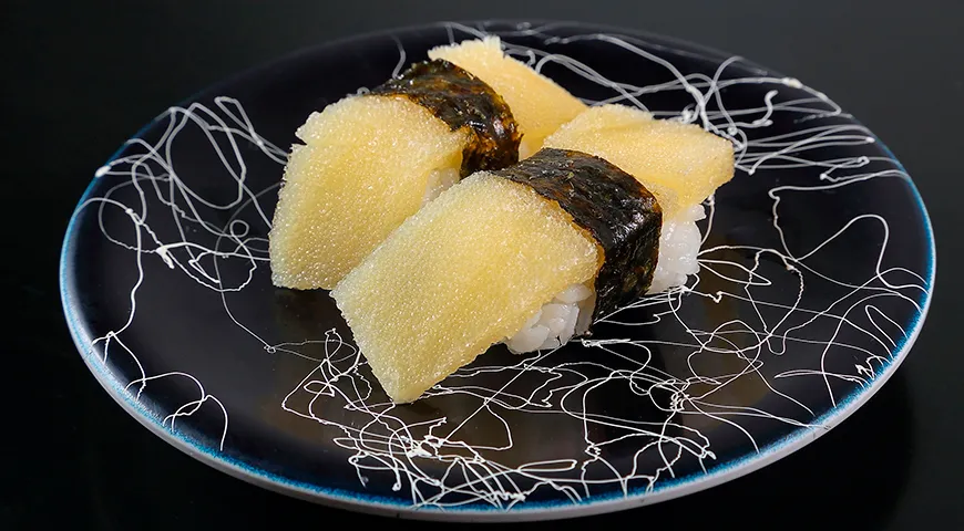 В японской кухне икра сельди (казунооко) популярна как суши-ингредиент