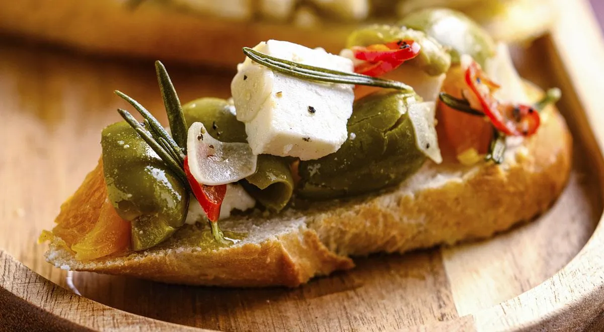 Сыр с чили и оливками