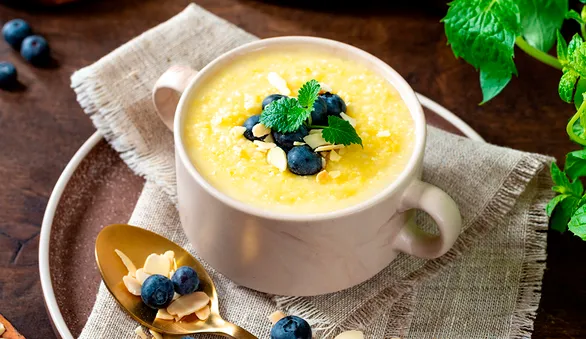 Кукурузная каша на молоке: 10 способов разнообразить завтрак
