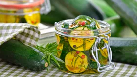 Маринованные кабачки: 3 вкусных домашних рецепта