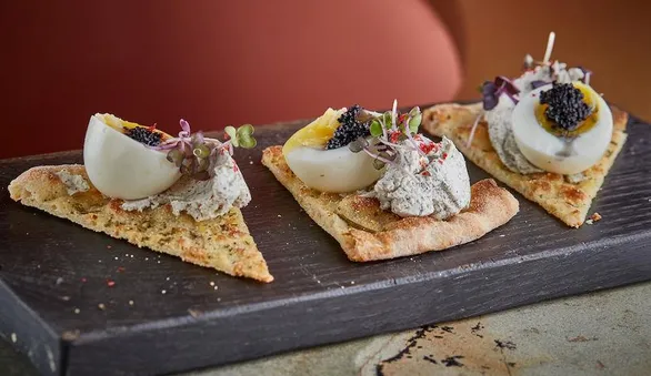 Фокачча со сливочным сыром и икрой палтуса