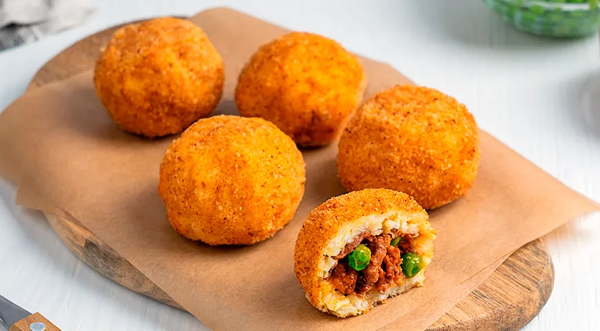 Из липкого риса можно приготовить хрустящие итальянские шарики аранчини