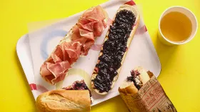 Багет с прошутто, сыром и джемом