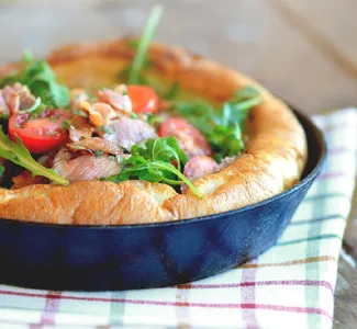 Dutch baby pancake c острым мясным салатом