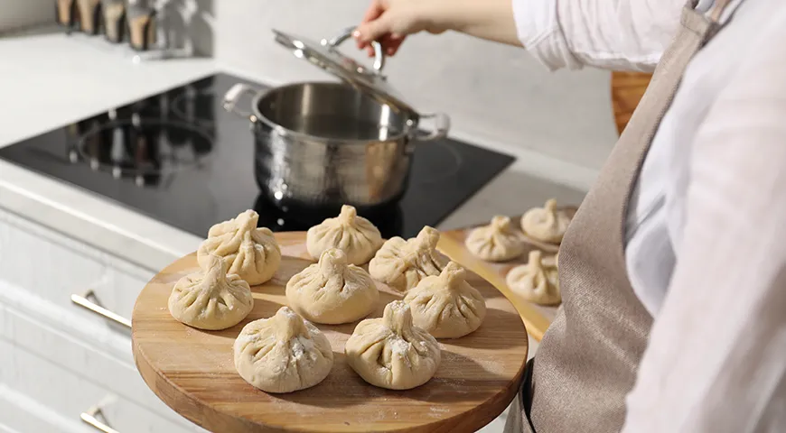 Чтобы сварить хинкали, используйте кастрюлю с большим количеством воды