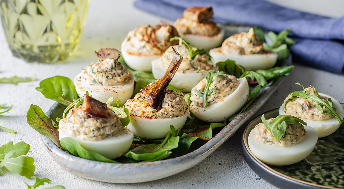 Яйца, фаршированные шпротами