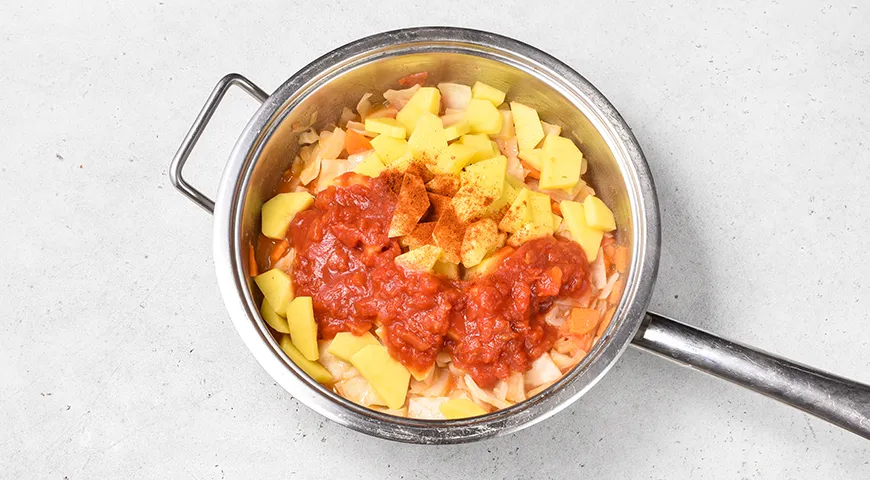 Тушеная капуста с картошкой и сосисками