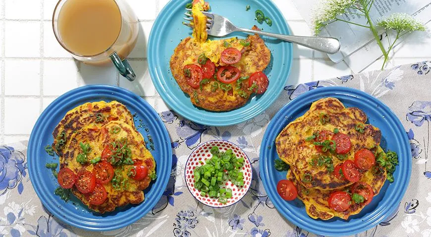 Творожные оладьи с помидорами