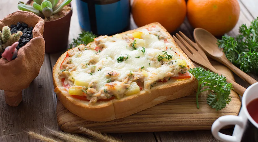 Для модной пиццы подойдет любой хлеб: тостовый, батон, цельнозерновой, безглютеновый и пр.