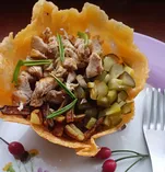 Салат в сырной корзинке