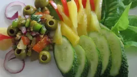Салат фруктово-овощной с пряным соусом