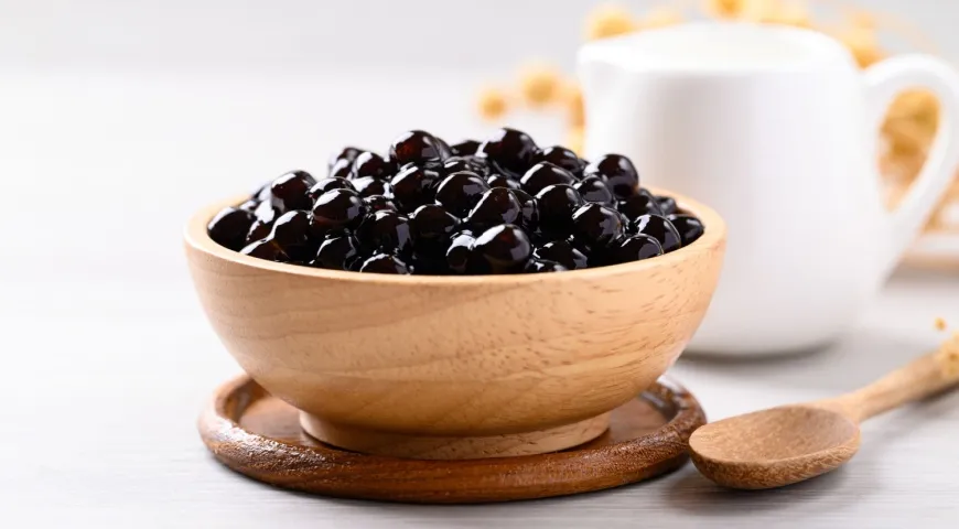 Шарики тапиоки (жемчужная тапиока), окрашенные черной пищевой краской