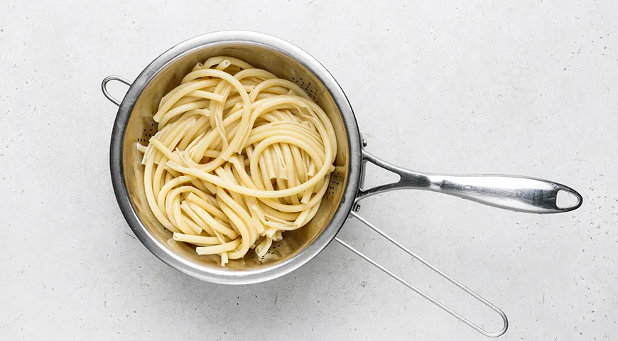 Макароны с яйцом, луком и томатной пастой на сковороде