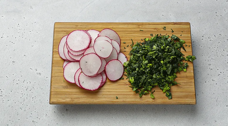 Картофельный салат со спаржей и редисом