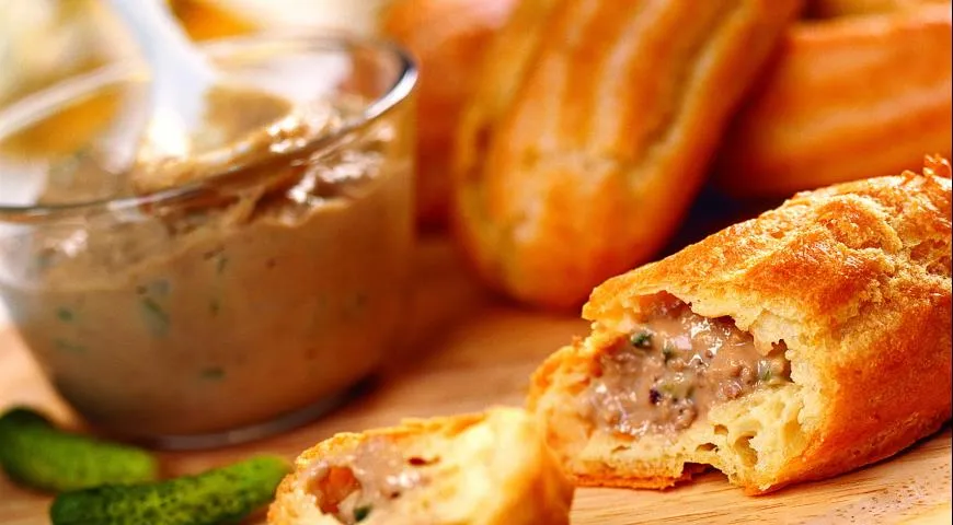 Закусочные эклеры с печеночным паштетом