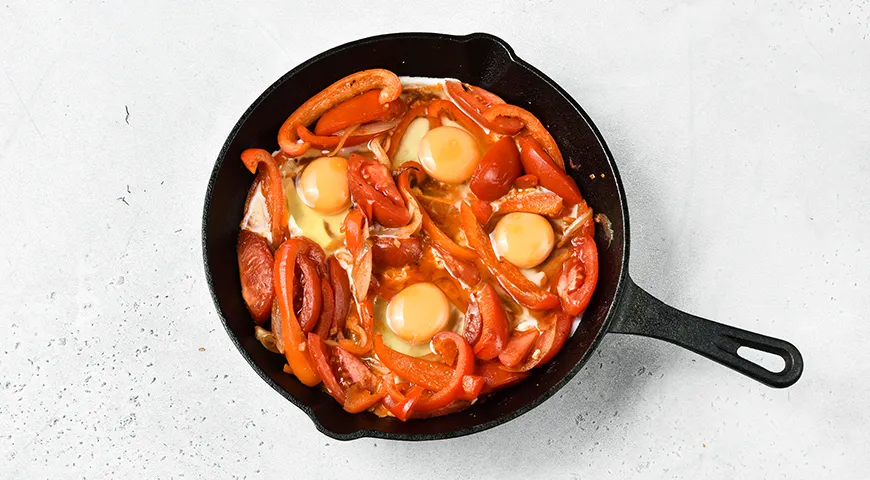 Шакшука: яичница с томатами и луком классическая