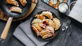 Блюдо из теста с вишней