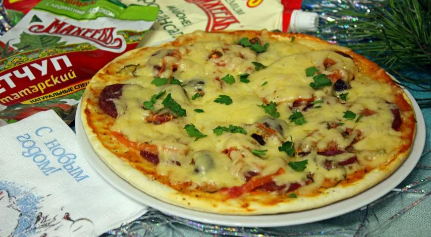 Пицца с колбасой и маринованными огурцами