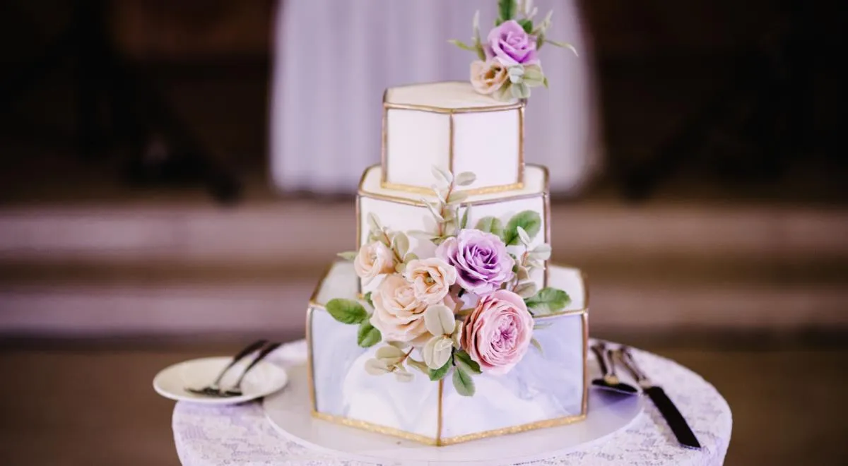 Свадебный торт необзятельно должен быть круглым