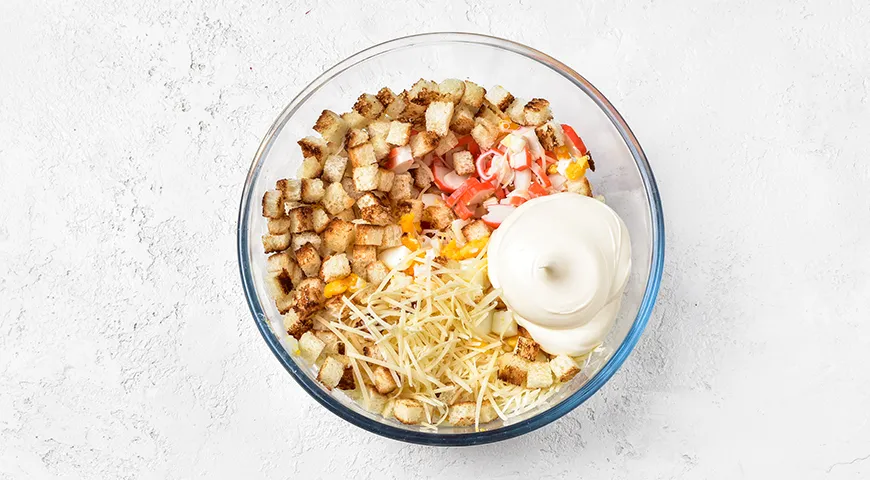 Салат Королевский с крабовыми палочками и сухариками