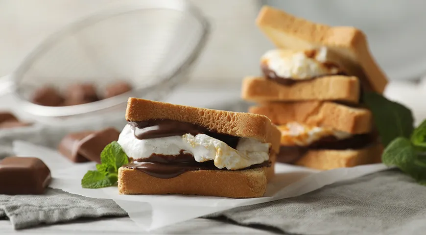 В растопленном виде маршмеллоу легко превращаются в начинку для сладких сэндвичей