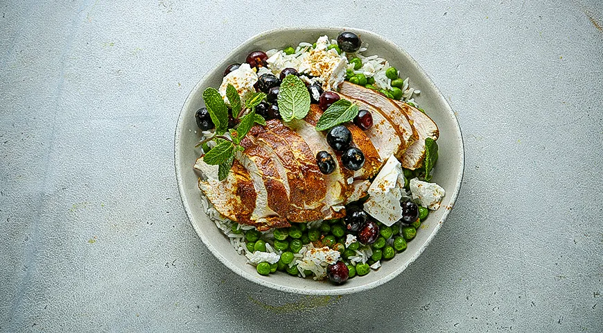 Боул с курицей и голубикой