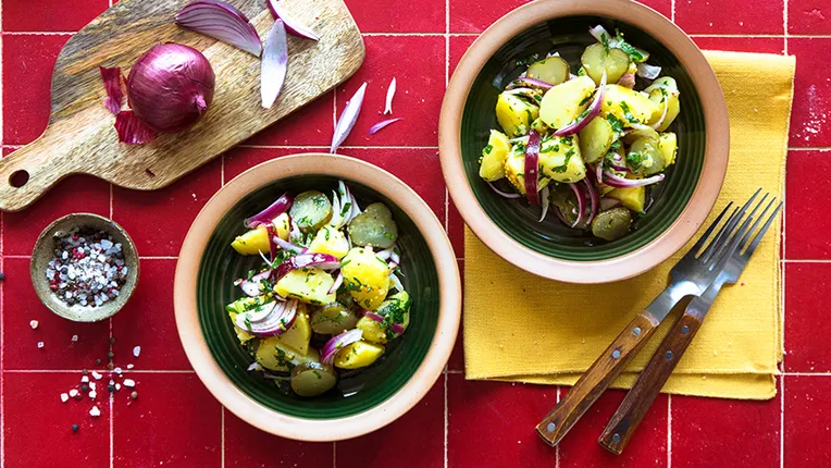 Салат с говядиной, огурцами и шампиньонами