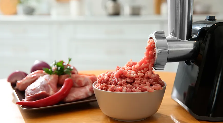 Прокручивая мясо дома, получаете свиной фарш с себестоимостью ниже магазинного, но с качеством ресторанного премиум-класса