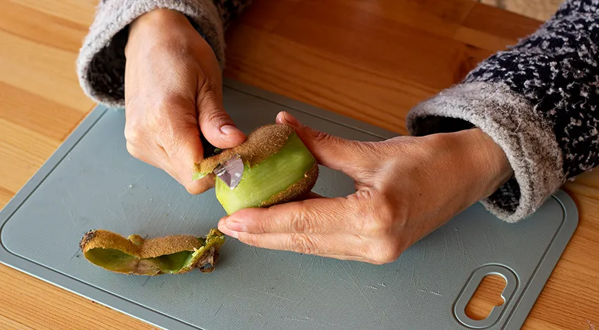 Если киви нужно красиво нарезать для десерта, фруктовой тарелки или салата, лучше всего использовать острый нож