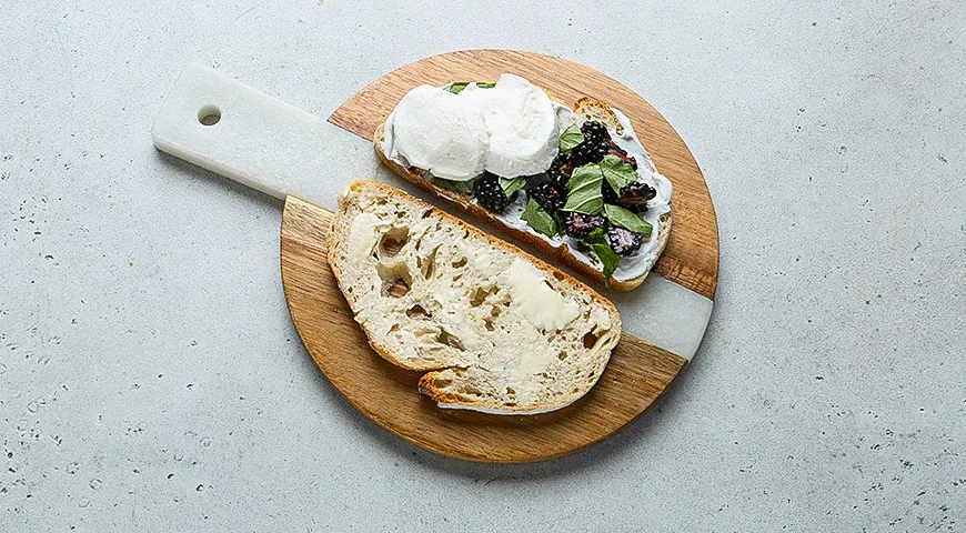 Сэндвич с сыром и ежевикой