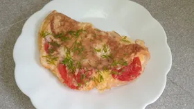 Яичный блинчик с помидором, ветчиной и сыром