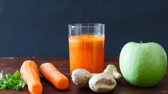 Напиток яблочный с морковью и имбирём