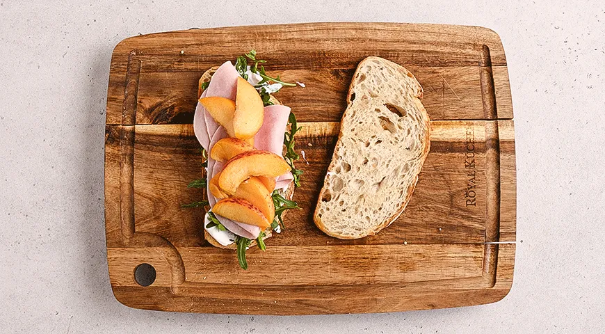 Сэндвичи с ветчиной, персиком и козьим сыром