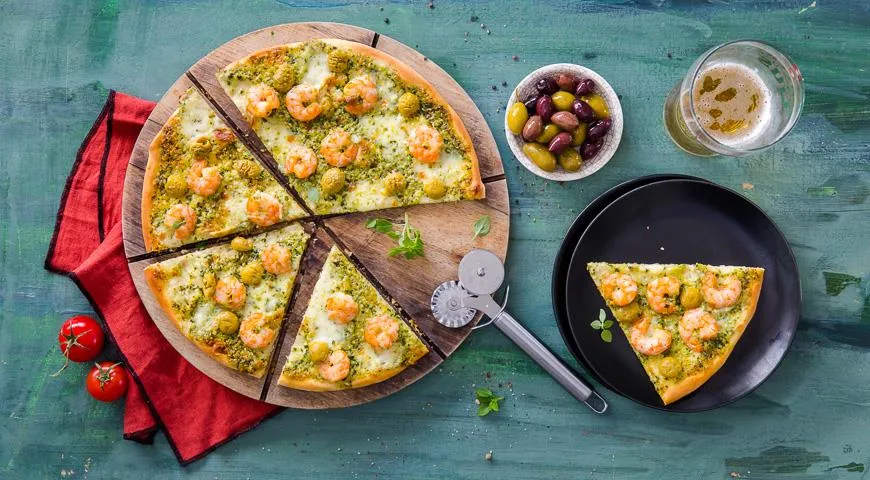 Пицца с креветками, оливками и соусом песто