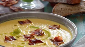 Суп из запеченных овощей с беконом и зеленым маслом