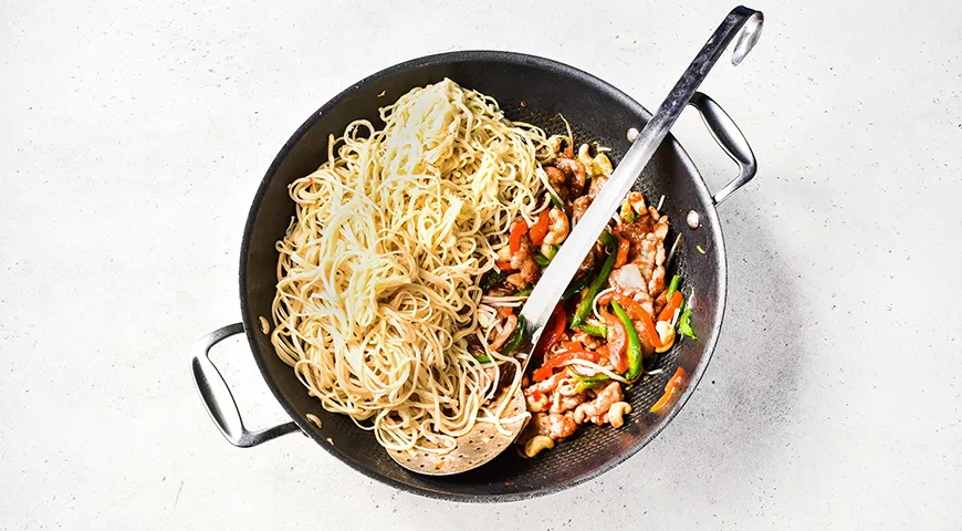 Свинина с лапшой под сладким соусом