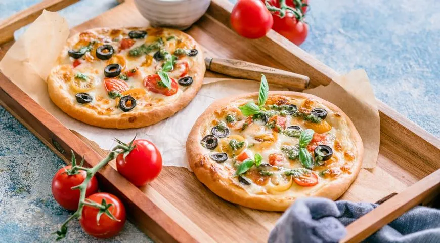 Мини-пицца с томатами и моцареллой
