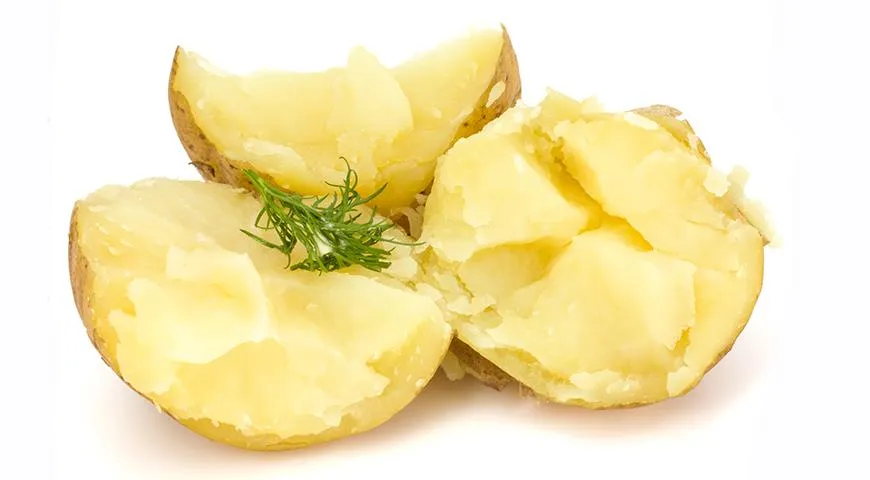 Чтобы тушеная картошка с мясом получилась вкусной, при приготовлении ее нужно немного разварить