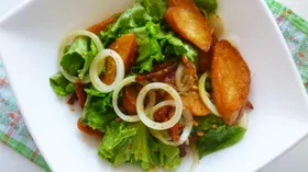 Салат с беконом, гренками и кедровыми орешками