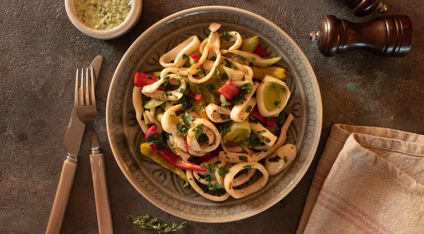 Кальмары с овощами и луковым соусом