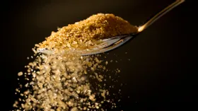 Сладкая жизнь: как тростниковый сахар попал на наши кухни и что в нем уникального