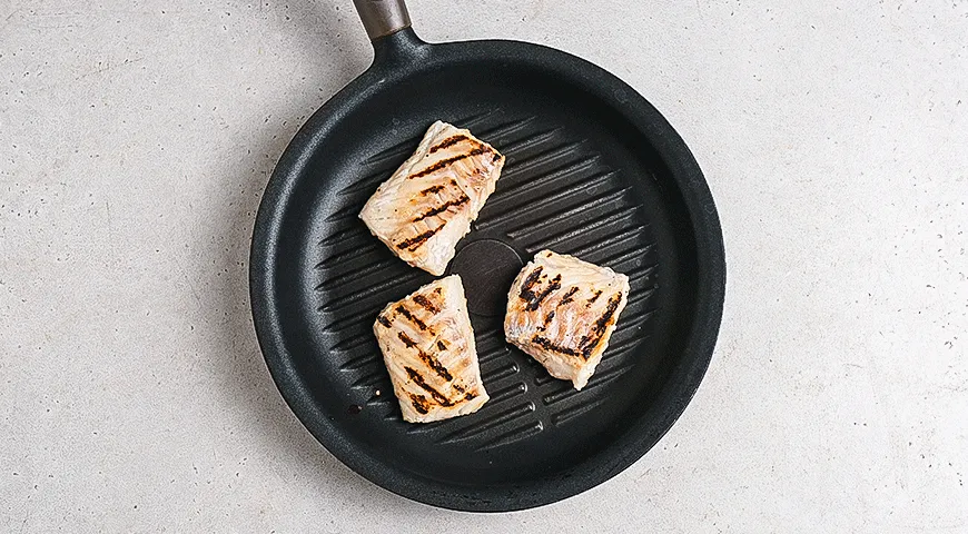 Белая рыба с зеленой сальсой